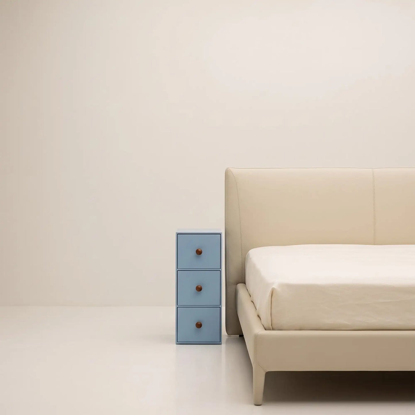 KKUSO NARROW BEDSIDE TABLE - SHIN